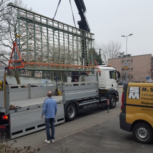 Wagen mit Kran und Gitter